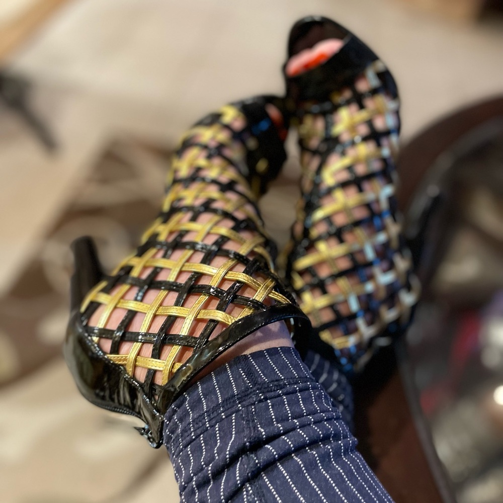 CHANEL interlock CC patent leather cage pumps - Picture 7 of 8